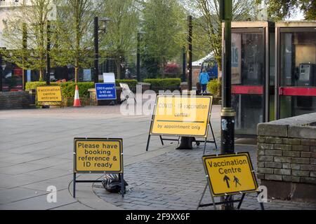 St Albans. Inghilterra. Aprile 21 2021 - cartelli stradali che dirigono le persone verso il centro di vaccinazione Covid-19 in un centro della città in inghilterra Foto Stock