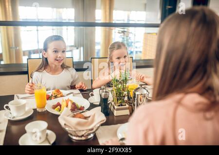 La famiglia è carina a passare il tempo insieme a colazione Foto Stock