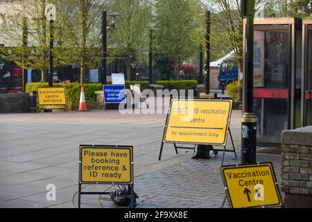 St Albans. Inghilterra. Aprile 21 2021 - cartelli stradali che dirigono le persone verso il centro di vaccinazione Covid-19 in un centro della città in inghilterra Foto Stock