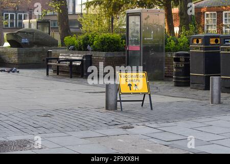 St Albans. Inghilterra. Aprile 21 2021 - cartelli stradali che dirigono le persone verso il centro di vaccinazione Covid-19 in un centro della città in inghilterra Foto Stock