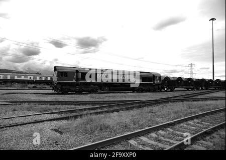 66041 lasciare il cantiere Margam con un treno per Trostre Works. Foto Stock