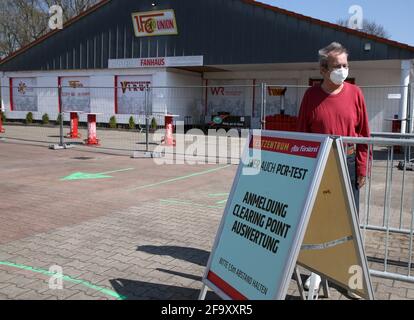 Berlino, Germania. 21 Apr 2021. Un uomo si trova nel quartiere di Köpenick in un parcheggio vicino allo stadio della squadra di calcio Eisern Union, in attesa del risultato della prova corona. Union Berlin ha aperto oggi un centro gratuito per i test rapidi Corona, con Drive in. Credit: Wolfgang Kumm/dpa/Alamy Live News Foto Stock