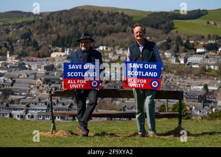 Hawick, Scozia, Regno Unito. 21 aprile 2021. George Galloway , fondatore del partito All for Unity e leader Jamie Blackett che si batte contro un confine duro con l'Inghilterra a Hawick , frontiere scozzesi, oggi. Iain Masterton/Alamy Live News Foto Stock