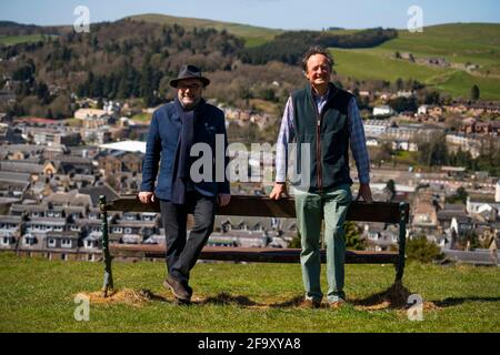 Hawick, Scozia, Regno Unito. 21 aprile 2021. George Galloway , fondatore del partito All for Unity e leader Jamie Blackett che si batte contro un confine duro con l'Inghilterra a Hawick , frontiere scozzesi, oggi. Iain Masterton/Alamy Live News Foto Stock