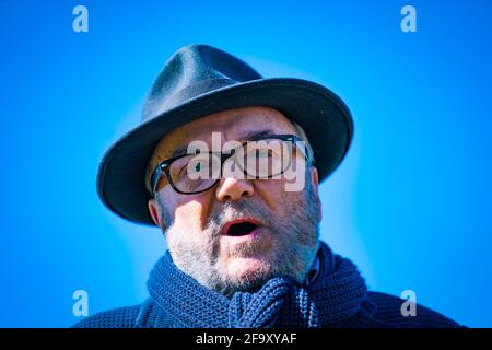 Hawick, Scozia, Regno Unito. 21 aprile 2021. George Galloway , fondatore del partito All for Unity e leader Jamie Blackett che si batte contro un confine duro con l'Inghilterra a Hawick , frontiere scozzesi, oggi. Iain Masterton/Alamy Live News Foto Stock