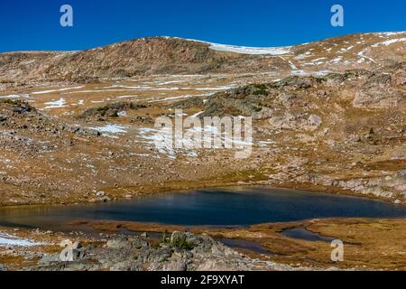 Lago Frozen lungo la Beartooth Highway vicino a Beartooth Pass, Wyoming, Stati Uniti Foto Stock