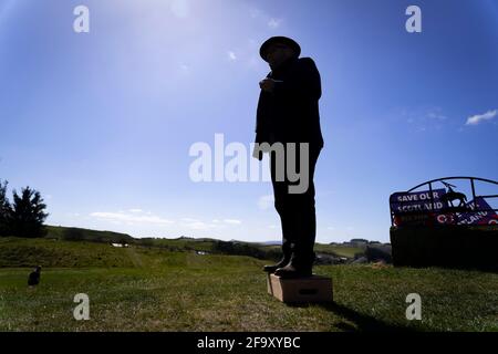 Hawick, Scozia, Regno Unito. 21 aprile 2021. George Galloway , fondatore del partito All for Unity e leader Jamie Blackett che si batte contro un confine duro con l'Inghilterra a Hawick , frontiere scozzesi, oggi. Iain Masterton/Alamy Live News Foto Stock