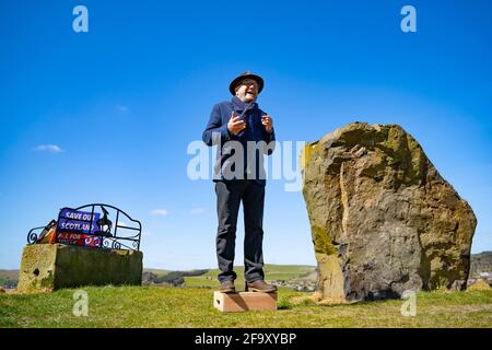 Hawick, Scozia, Regno Unito. 21 aprile 2021. George Galloway , fondatore del partito All for Unity e leader Jamie Blackett che si batte contro un confine duro con l'Inghilterra a Hawick , frontiere scozzesi, oggi. Iain Masterton/Alamy Live News Foto Stock