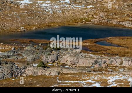 Lago Frozen lungo la Beartooth Highway vicino a Beartooth Pass, Wyoming, Stati Uniti Foto Stock