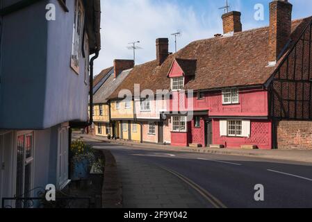 Saffron Walden England, vista di case tipicamente colorate tardo medievali in Bridge Street nella città Essex di Saffron Walden, Regno Unito. Foto Stock