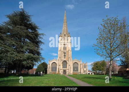 Saffron Walden chiesa, vista della torre ovest e guglia di Santa Maria la Vergine chiesa parrocchiale nel centro di Saffron Walden, Essex, Inghilterra, Regno Unito Foto Stock