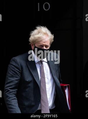 LONDRA, REGNO UNITO. 21 APRILE. Boris Johnson, primo ministro del Regno Unito lascia la sua residenza a Downing Street, Londra, sulla strada per il tempo di acquisizione del primo ministro a Westminster mercoledì 21 aprile 2021. (Credit: Tejas Sandhu | MI News) Credit: MI News & Sport /Alamy Live News Foto Stock