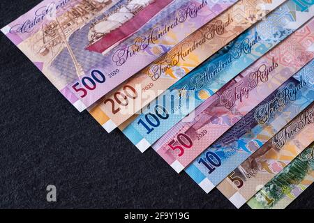 Nuove banconote Qatari Riyal su sfondo nero Foto Stock