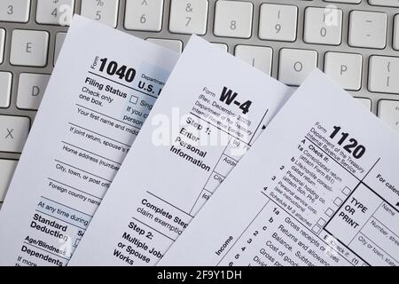 Documenti del modulo fiscale che si trovano sulla tastiera del computer closeup Foto Stock