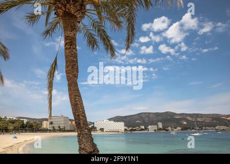 Palmanova, Maiorca, Spagna. 20 Apr 2021. Vista sulla spiaggia di Palmanova con solo alcune persone a Maiorca. Credit: John-Patrick Morarescu/ZUMA Wire/Alamy Live News Foto Stock