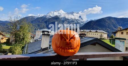 La zucca intagliata per l'Halloween con le Dolomiti nel sfondo Foto Stock