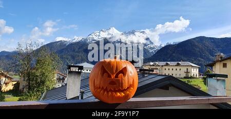 La zucca intagliata per l'Halloween con le Dolomiti nel sfondo Foto Stock