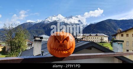 La zucca intagliata per l'Halloween con le Dolomiti nel sfondo Foto Stock