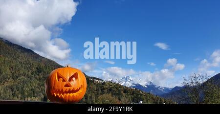 La zucca intagliata per l'Halloween con le Dolomiti nel sfondo Foto Stock