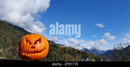 La zucca intagliata per l'Halloween con le Dolomiti nel sfondo Foto Stock