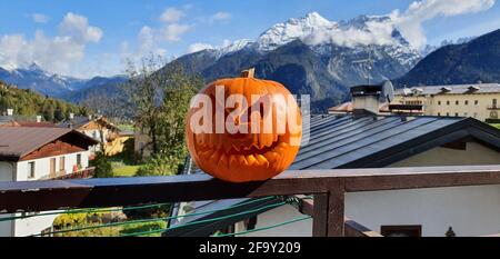 La zucca intagliata per l'Halloween con le Dolomiti nel sfondo Foto Stock