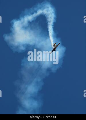 Il pilota italiano Francesco Fornabaio si esibisce su un aereo Breitling Extra 300 al Salone aereo Internazionale di Roma il 3 giugno 2012 Foto Stock