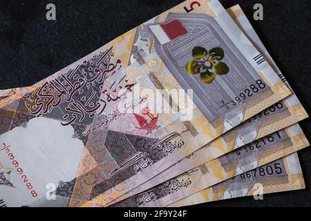 Primo piano della nuova banconota da 5 Qatari Riyal Foto Stock