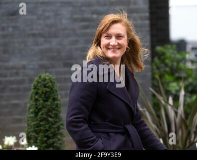Londra, Regno Unito. 21 Apr 2021. Allegra Stratton, Segretario alla stampa di Boris Johnson, a Downing Street. Diventerà la portavoce di Boris Johnson sul vertice sul cambiamento climatico Cop26. Credit: Mark Thomas/Alamy Live News Foto Stock