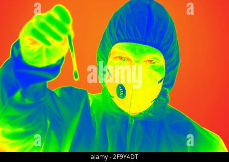 Scanner termico che rileva le persone infette con Covid-19. Concetto di controllo della diffusione del coronavirus. Foto Stock