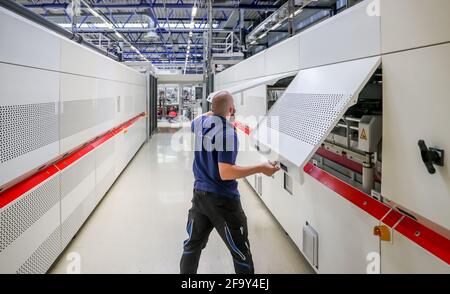 Freiberg, Germania. 21 Apr 2021. Un dipendente crea i laminatori lunghi 12 metri presso la nuova sede del produttore di moduli solari Meyer Burger. Lo stabilimento sarà ufficialmente aperto qui dal 26 maggio. Questo è quasi esattamente dieci anni dopo l'apertura di SolarWorld. Le macchine sono attualmente in fase di installazione e le linee di produzione sono state preparate. Lo scorso anno la società svizzera aveva rilevato lo stabilimento del produttore di moduli solari SolarWorld in fallimento a Freiberg. Credit: Jan Woitas/dpa-Zentralbild/dpa/Alamy Live News Foto Stock