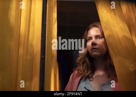 The Woman in the Window è un film thriller psicologico americano di prossima uscita diretto da Joe Wright, tratto da una sceneggiatura di Tracy Letts, basata sul romanzo del 2018 con lo stesso nome dello pseudonimo A. J. Finn. Le star del film Amy Adams, Gary Oldman, Anthony Mackie, Fred Hechinger, Wyatt Russell, Brian Tiree Henry, Jennifer Jason Leigh e Julianne Moore. Questa fotografia è esclusivamente per uso editoriale ed è copyright della società cinematografica e/o del fotografo assegnato dalla società di produzione e può essere riprodotta solo da pubblicazioni in relazione alla promozione di quanto sopra Foto Stock