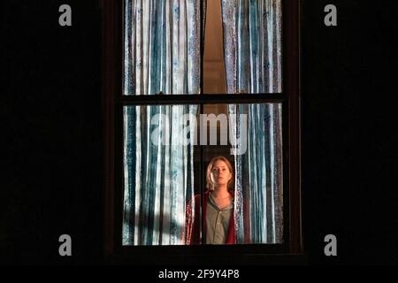 The Woman in the Window è un film thriller psicologico americano di prossima uscita diretto da Joe Wright, tratto da una sceneggiatura di Tracy Letts, basata sul romanzo del 2018 con lo stesso nome dello pseudonimo A. J. Finn. Le star del film Amy Adams, Gary Oldman, Anthony Mackie, Fred Hechinger, Wyatt Russell, Brian Tiree Henry, Jennifer Jason Leigh e Julianne Moore. Questa fotografia è esclusivamente per uso editoriale ed è copyright della società cinematografica e/o del fotografo assegnato dalla società di produzione e può essere riprodotta solo da pubblicazioni in relazione alla promozione di quanto sopra Foto Stock