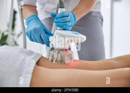 Immagine di estetista che fa la terapia di massaggio ultrasonico di bellezza nel benessere centro Foto Stock