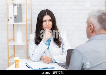 Sintomi del paziente, consultazione con il medico di famiglia e trattamento della malattia Foto Stock