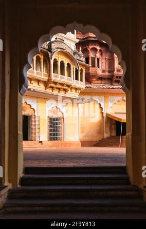 Porta ad arco nel forte Mehrangarh. Jodhpur, Rajasthan, India Foto Stock