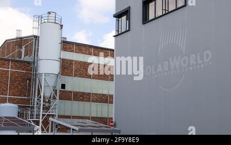 Freiberg, Germania. 21 Apr 2021. Il logo sbiadito di SolarWorld può ancora essere visto presso la nuova sede del produttore di moduli solari Meyer Burger. Lo stabilimento sarà ufficialmente aperto qui dal 26 maggio. Questo è quasi esattamente dieci anni dopo l'apertura di SolarWorld. Le macchine sono attualmente in fase di installazione e le linee di produzione sono state preparate. Lo scorso anno la società svizzera aveva rilevato lo stabilimento del produttore di moduli solari SolarWorld in fallimento a Freiberg. Credit: Jan Woitas/dpa-Zentralbild/ZB/dpa/Alamy Live News Foto Stock