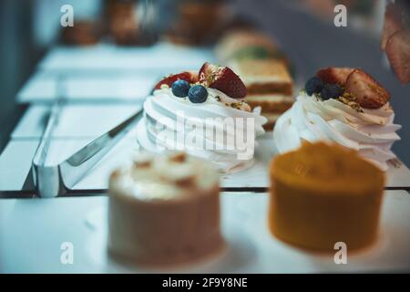 Foto frammentata di deliziosi dessert esposti al bar Foto Stock