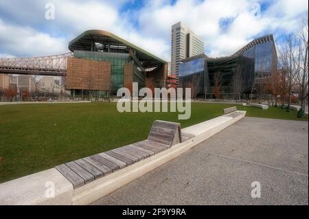NEW YORK CITY - NOVEMBRE 29: Nuovo edificio del TATA Innovation Center sull'isola di Roosevelt, sulla nuvolosa e soleggiata giornata autunnale a New York City il 29 novembre 2 Foto Stock