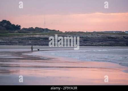 Cardiff, Galles, Regno Unito. 21 Apr 2021. Gli amanti del cane al mattino presto sulla Watch House Bay vicino a Barry Island, mentre il Galles e gran parte del Regno Unito continuano a godersi il clima primaverile regolare. Credit: Mark Hawkins/Alamy Live News Foto Stock