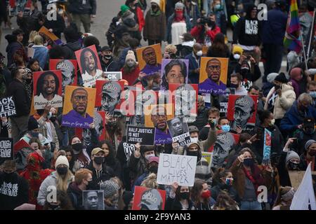 Minneapolis, Stati Uniti. 20 Apr 2021. Centinaia di persone si riuniscono nella strada fuori dal governo della contea di Hennepin. Centro per un rally dopo la notizia di un verdetto colpevole nel processo di Derek Chauvin martedì pomeriggio, 20 aprile 2021 a Minneapolis, Minnesota. (Foto di Jeff Wheeler/Minneapolis Star Tribune/TNS/Sipa USA) Credit: Sipa USA/Alamy Live News Foto Stock