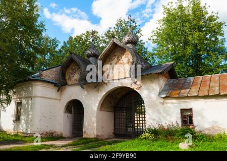 Le porte principali della cattedrale medievale di nostra Signora del segno a Veliky Novgorod, Russia Foto Stock