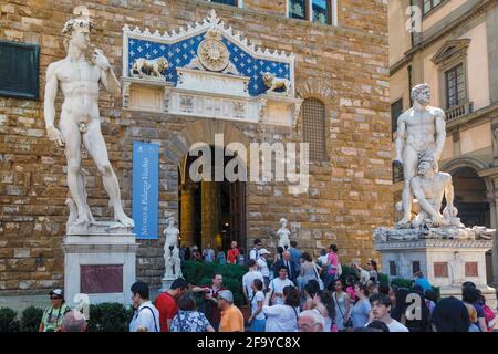 Firenze, Provincia di Firenze, Toscana, Italia. Ingresso al Palazzo Vecchio, affiancato da una copia del David di Michelangelo e da un'Hercu di Baccio Bandinelli Foto Stock