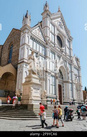 Firenze, Provincia di Firenze, Toscana, Italia. Chiesa di Santa Croce e statua dello scrittore Dante Alighieri. Il centro storico di Firenze è un UNESCO WO Foto Stock