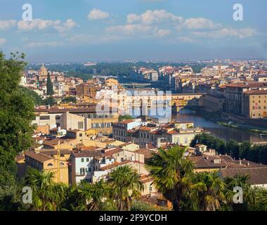 Firenze, Provincia di Firenze, Toscana, Italia. Vista da Piazzale Michelangelo ai ponti sul fiume Arno. Ponte Vecchio in primo piano. Foto Stock