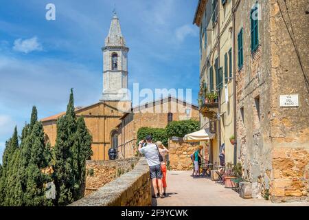 Pienza, Provincia di Siena, Toscana, Italia. Vista dalla passeggiata lungo le mura della città alla torre del Duomo di Santa Maria Assunta - la Cattedrale del Santo Mar Foto Stock