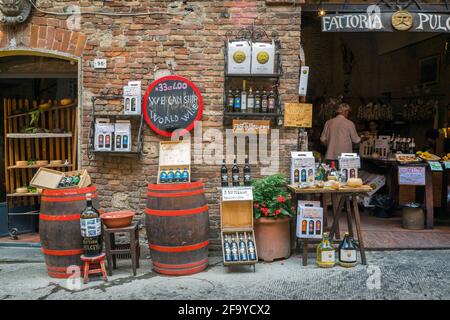 Montepulciano, Provincia di Siena, Toscana, Italia. Enoteca e ristorazione per il commercio turistico. Foto Stock