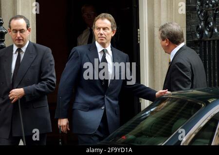 TONY BLAIR LASCIA DOWNING ST PER IL RICHIAMO DEL PARLAMENTO A CAUSA DELLA MORTE DELLA REGINA MADRE.3/4/02 PILSTON Foto Stock