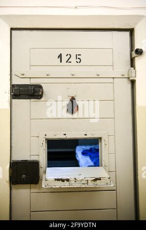 Berlino, Germania. 21 Apr 2021. Una porta a celle con un portello aperto al memoriale di Berlino-Hohenschönhausen, sui terreni dell'ex prigione del Ministero della sicurezza di Stato, offre una vista sulla cella. Il monumento è stato ricostruito e ristrutturato. Credit: Jens Kalaene/dpa-Zentralbild/dpa/Alamy Live News Foto Stock