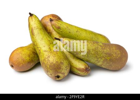 Mucchio di pere fresche intere di Abate Fetel di forma lunga isolate su sfondo bianco Foto Stock