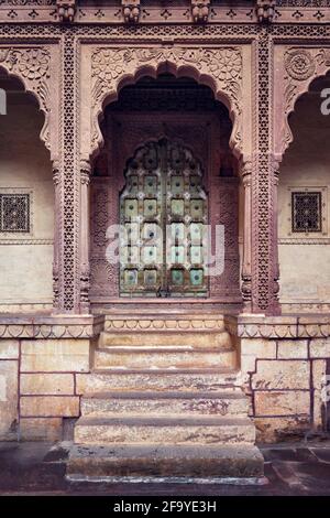 Porta ad arco nel forte Mehrangarh. Jodhpur, Rajasthan, India Foto Stock